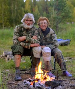 У костра.
